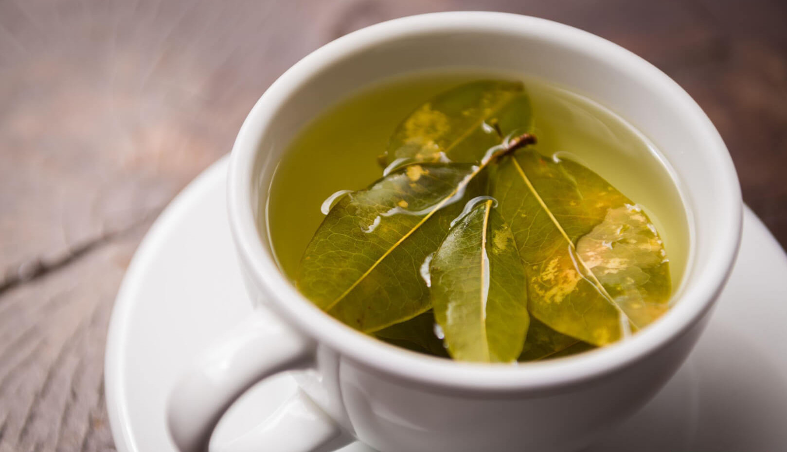 Как приготовить чай из листьев. Настой из лаврового листа. Листья чая. Отвар лаврушки. Чай из оливковых листьев.