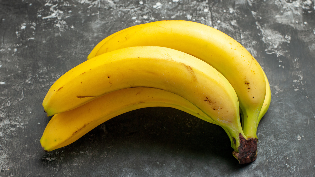 Сколько весит банан без кожуры в среднем. Банановая кожура. Банан домашний. Дикий банан. Бананы Organic.
