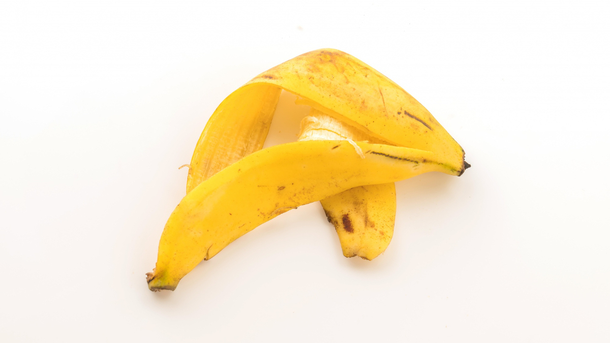 Ел кожуру бананов. Банановая шкурка. Кожура банана. Кожура от банана. Цвет банановой кожуры.