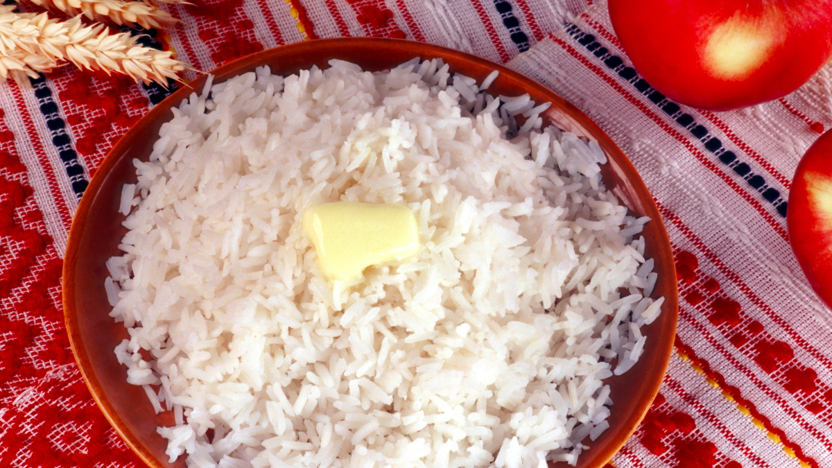 Кипящий рис. Рисовая каша с кокосовой стружкой. Рис вареный. Молочная каша с кокосовой стружкой. Рис для рисовой каши.