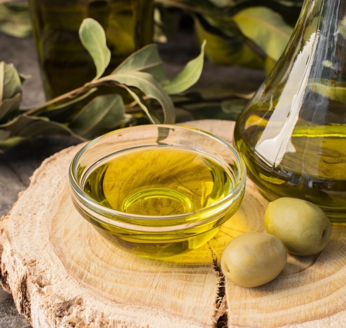 Обжаривать ингредиенты для салата нужно на оливковом масле.