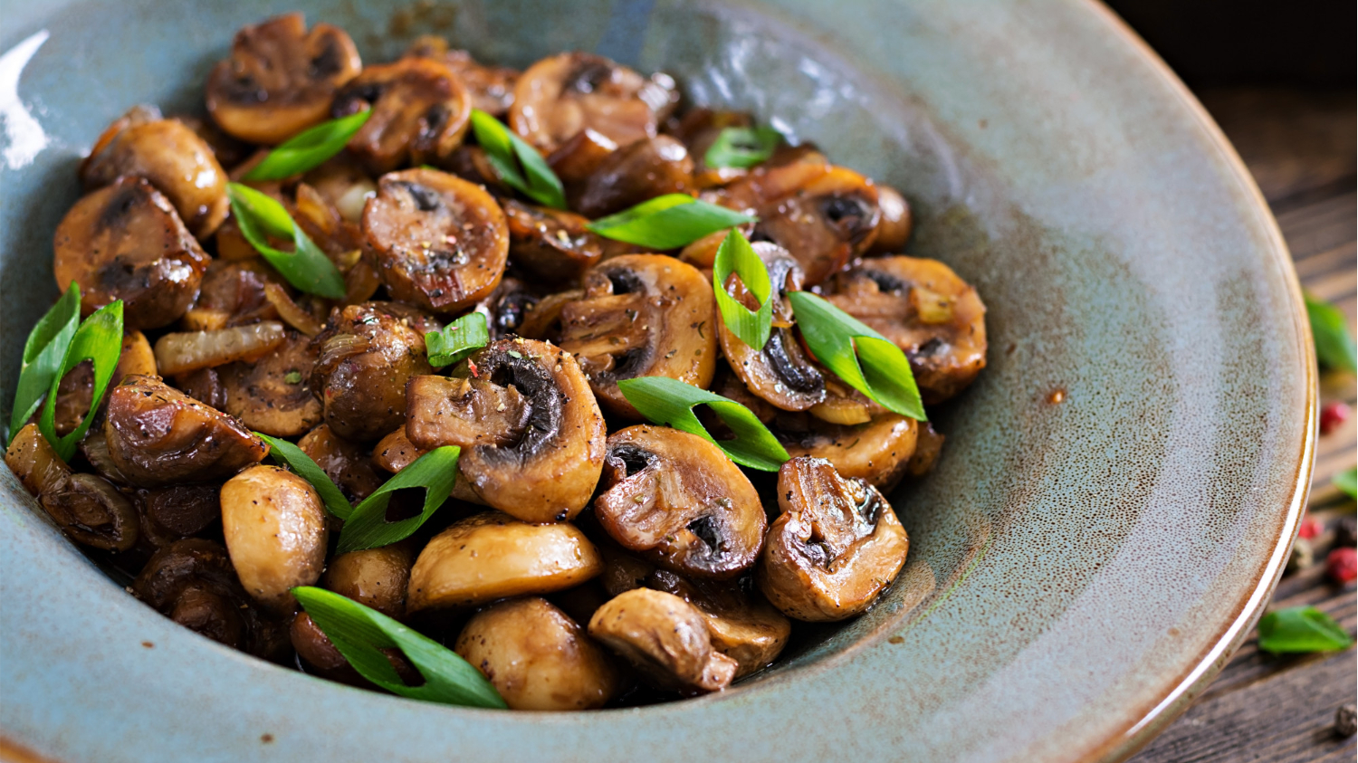 Если останутся лишние грибы, то из них можно сделать отдельный салат. 