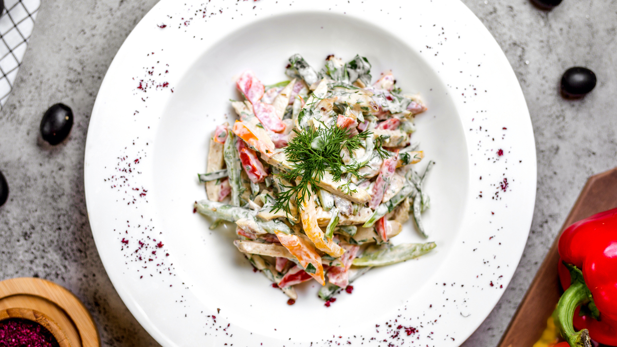 Теплый салат из кальмаров и овощей с пикантным соусом